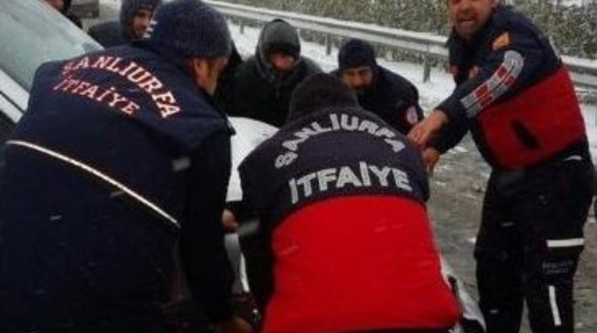 Kar Yağışı Nedeniyle Meydana Gelen Kazalardan Sonra İtfaiyenin &Ccedil;abası Takdir Topladı