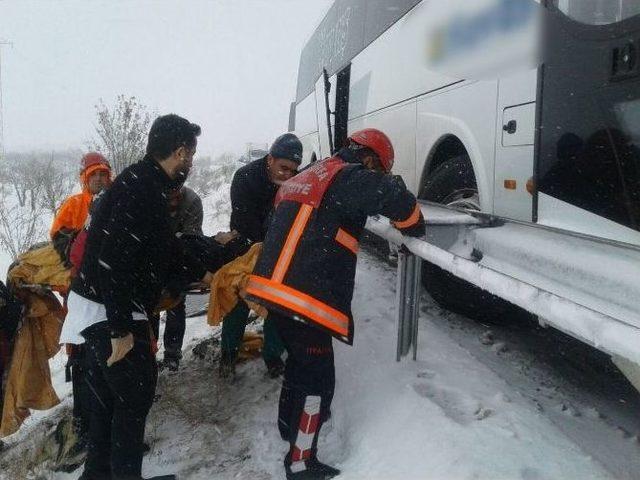 Kar Yağışı Nedeniyle Meydana Gelen Kazalardan Sonra İtfaiyenin Çabası Takdir Topladı