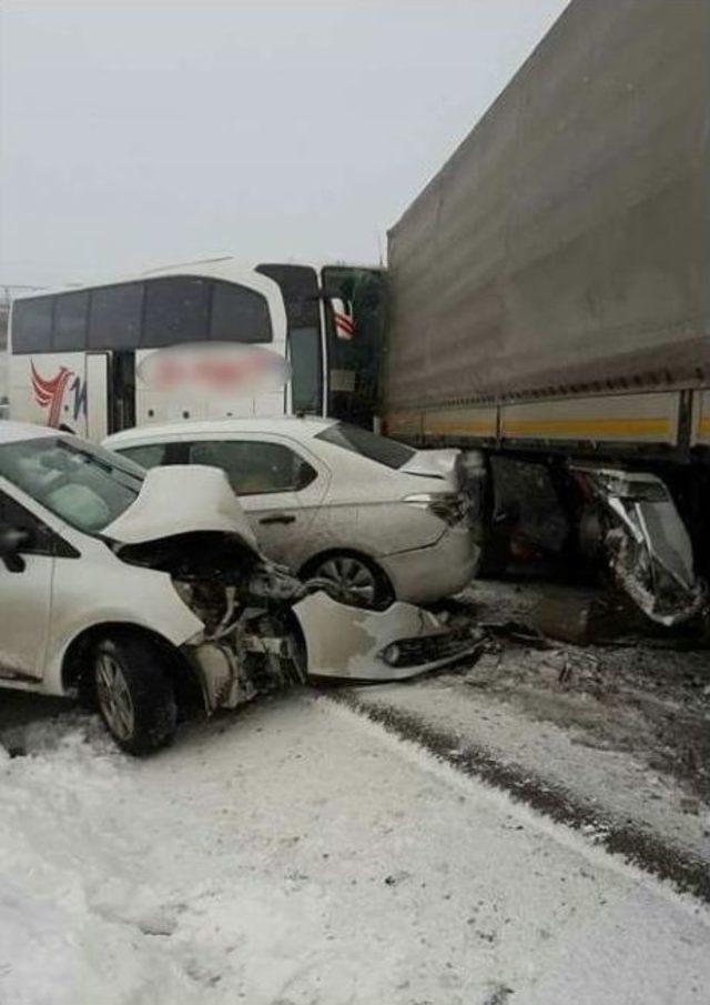 Kar Yağışı Nedeniyle Meydana Gelen Kazalardan Sonra İtfaiyenin Çabası Takdir Topladı