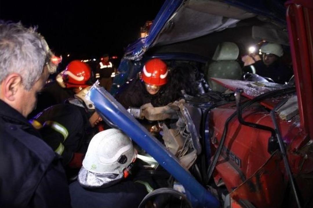 Kamyonetler Kafa Kafaya &Ccedil;arpıştı: 1 &Ouml;l&uuml;, 4 Yaralı