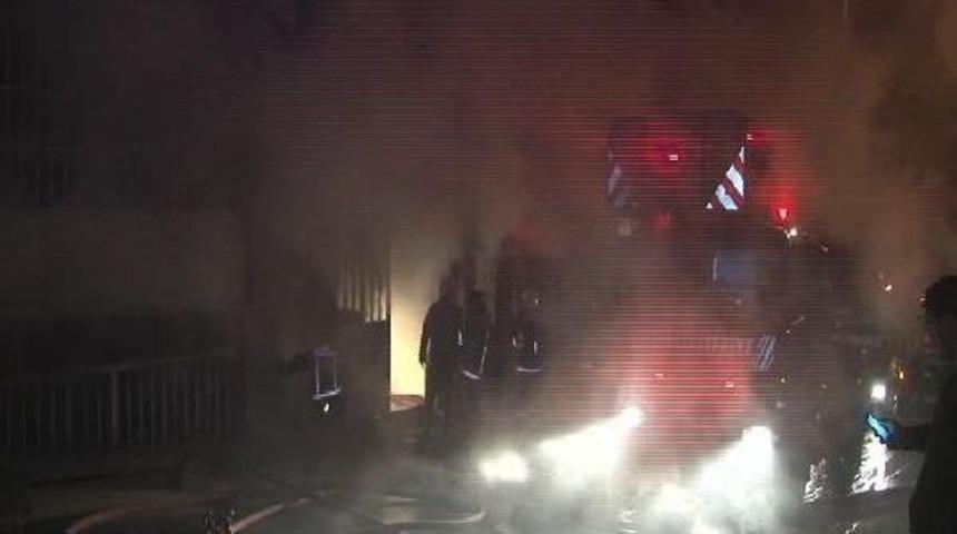 Sultanbeyli'de Yangın: Mahsur Kalan 3 Kişi Kurtarıldı(1)