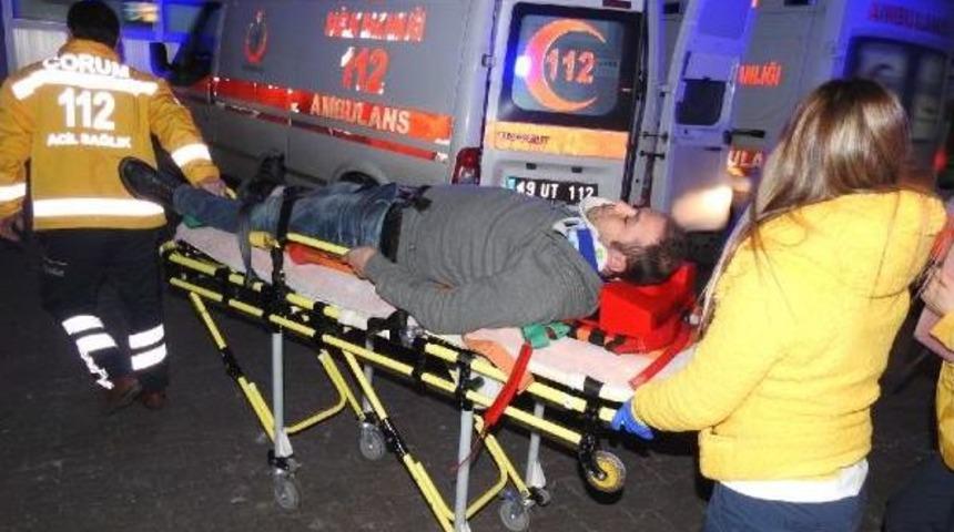 Çorum'da Iki Otomobil Çarpıştı: 10 Yaralı