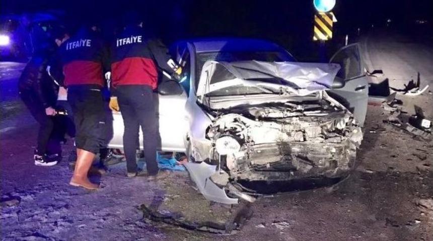 &Ccedil;orum&rsquo;da İki Otomobil &Ccedil;arpıştı: 10 Yaralı