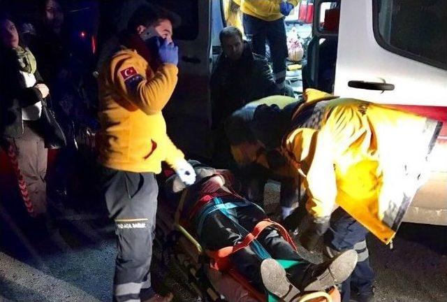 &Ccedil;orum&rsquo;da İki Otomobil &Ccedil;arpıştı: 10 Yaralı 2