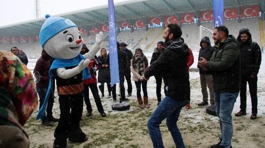 Eyof Ekibi İlk Pastayı Kar Altında Kesti