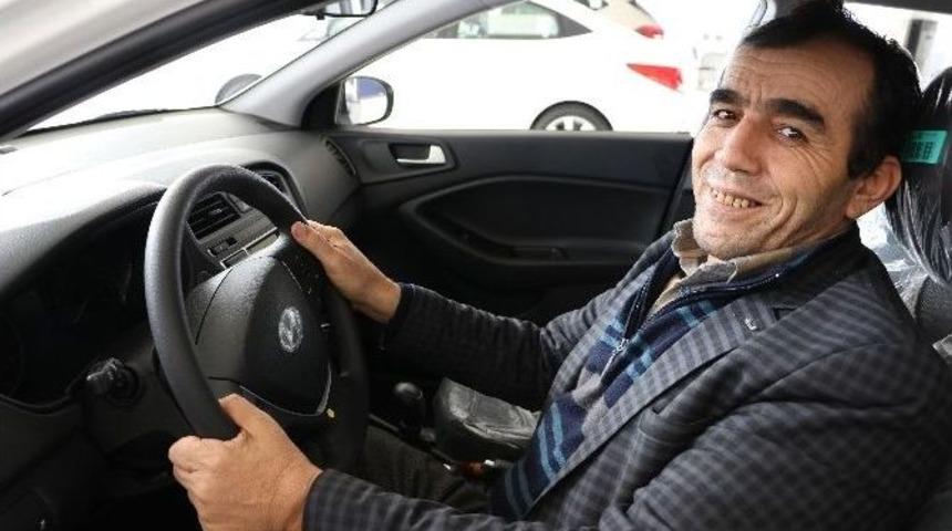 Mahallenin Sosyal Medya Muhabirine Sıfır Otomobil