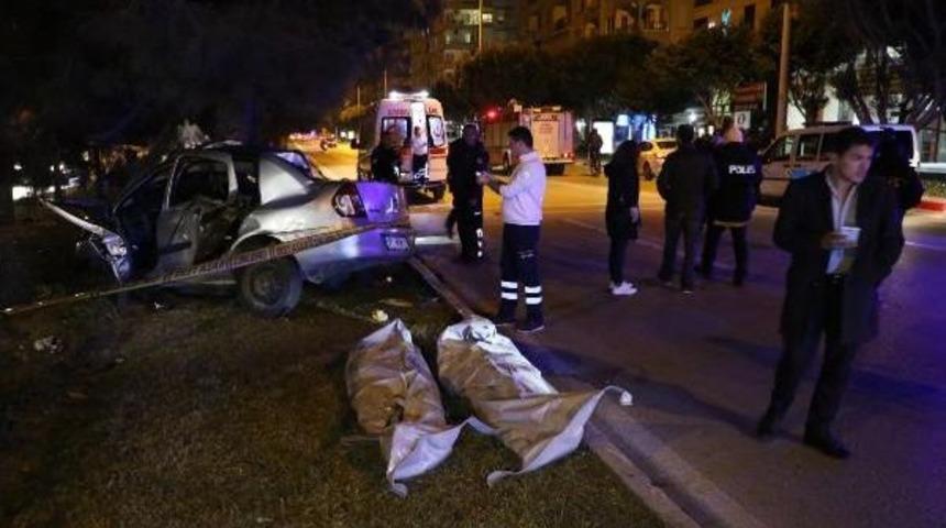 Otomobil Ref&uuml;jdeki Ağaca &Ccedil;arptı: 2 &Ouml;l&uuml;, 2 Yaralı