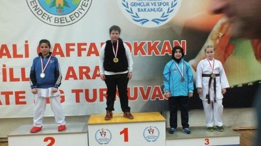 B&uuml;y&uuml;kşehirli Karateciler, Takım Halinde Şampiyon Oldu