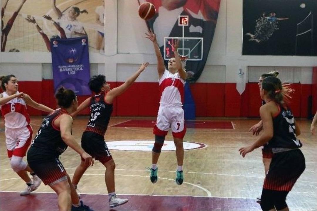 Bayraklı&rsquo;da Potanın Perileri R&uuml;zg&acirc;r Gibi Esiyor