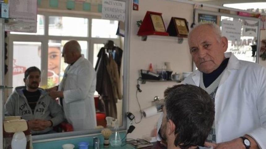 Yarım Asırdır Elinden Makas D&uuml;şm&uuml;yor