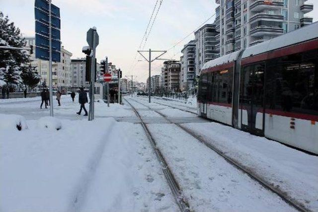 Kar Ve Buzlanma Tramvay Seferlerini Iptal Ettirdi