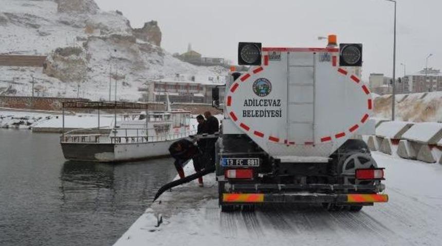 Adilcevaz'da Buzlu Yollara Van G&ouml;l&uuml; Suyu &Ouml;nlemi