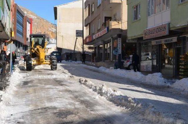 Adilcevaz'da Buzlu Yollara Van Gölü Suyu Önlemi