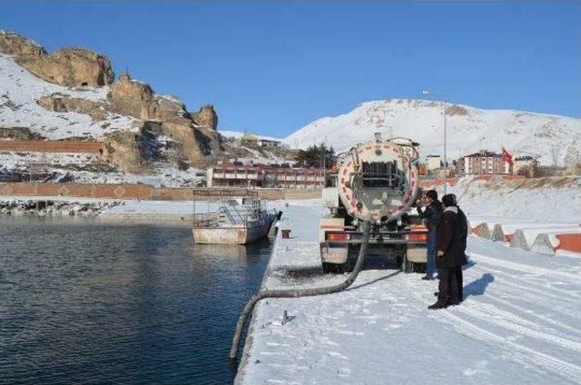 Adilcevaz'da Buzlu Yollara Van Gölü Suyu Önlemi