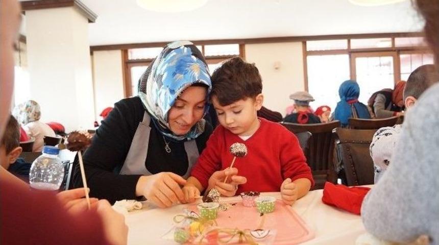 Beyoğlu’nda Çocuklar Anneleriyle Çikolata Atölyesi’nde Eğlendi