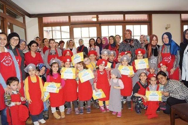 Beyoğlu’nda Çocuklar Anneleriyle Çikolata Atölyesi’nde Eğlendi