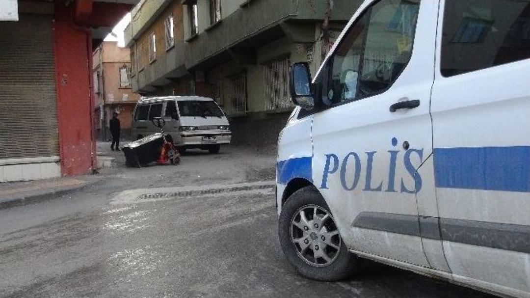 Hırsızlar 2 Tonluk &Ccedil;elik Para Kasasını Taşıyamayınca Sokak Ortasında Bırakıp Ka&ccedil;tı