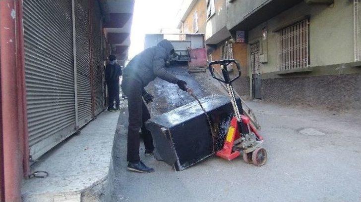 Hırsızlar 2 Tonluk Çelik Para Kasasını Taşıyamayınca Sokak Ortasında Bırakıp Kaçtı G3