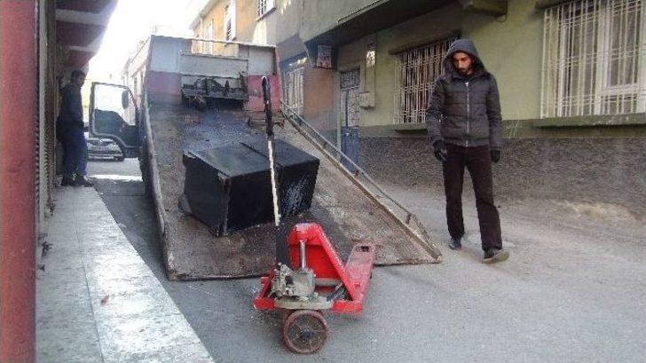 Hırsızlar 2 Tonluk Çelik Para Kasasını Taşıyamayınca Sokak Ortasında Bırakıp Kaçtı G4
