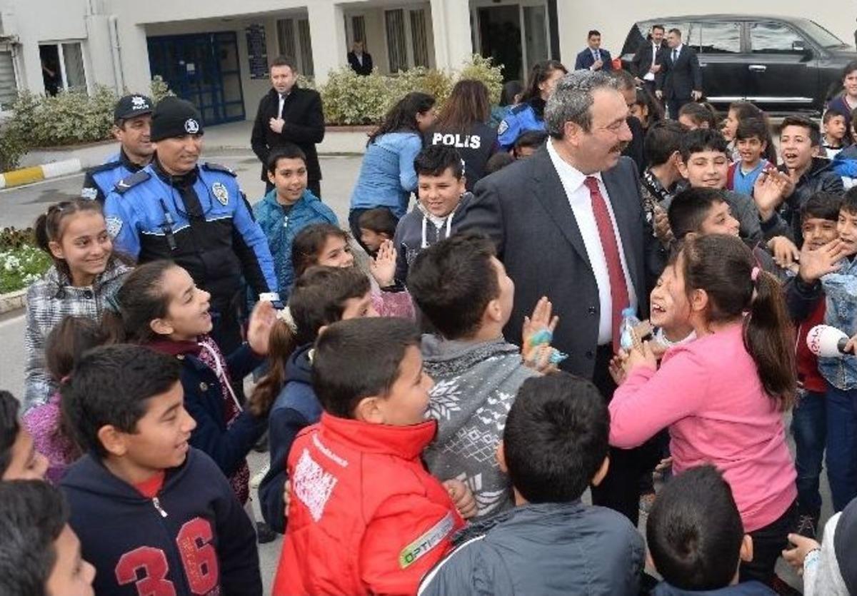 &Ccedil;ocukların "osman Amcası" 500 &Ccedil;ocuğu Hayvanat Bah&ccedil;esine G&ouml;t&uuml;rd&uuml;