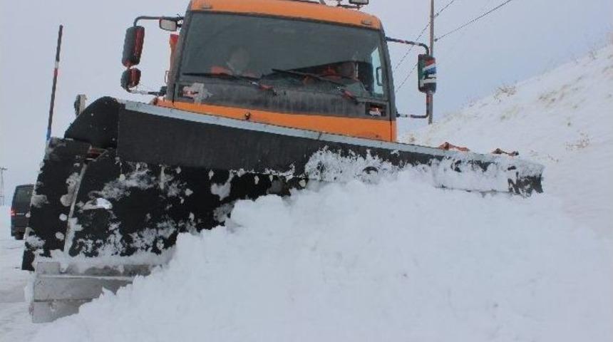 Elazığ&rsquo;da Kar 389 K&ouml;y Yolunu Ulaşıma Kapattı