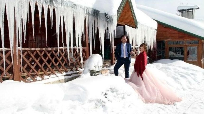 İki Metrelik Buz Sarkıtları Eşliğinde İlgin&ccedil; Pozlar