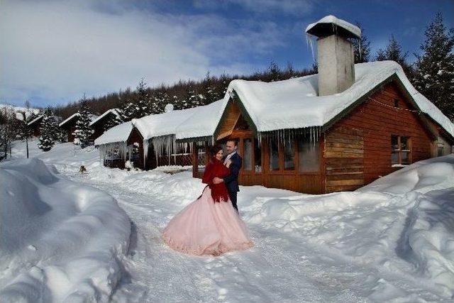 İki Metrelik Buz Sarkıtları Eşliğinde İlginç Pozlar