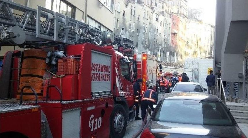 (&ouml;zel Haber) Şişli&rsquo;de Hastane Ek Bina İnşaatında Korkutan Yangın