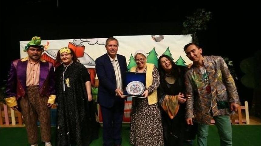 &rsquo;ıhlamur Teyze Mikroba Karşı&rsquo; İsimli Tiyatro Oyunu K&uuml;tahya&rsquo;da Da Sahnelendi