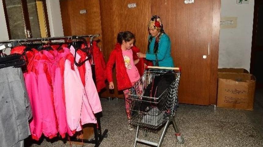 Giysi Yardım Merkezi İhtiya&ccedil; Sahiplerinin İ&ccedil;ini Isıtıyor
