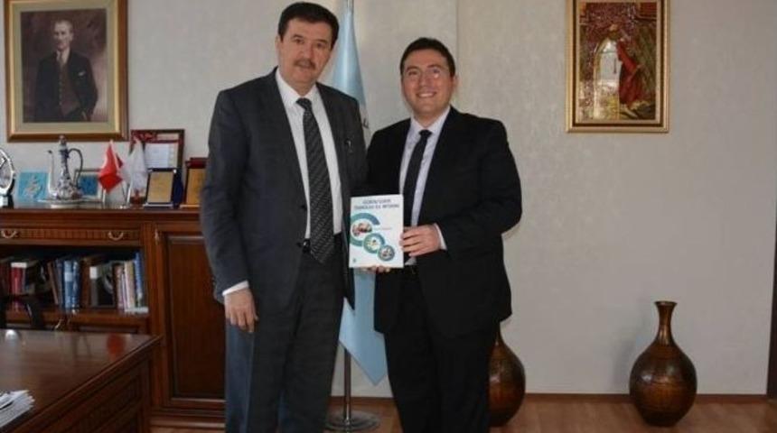 M&uuml;d&uuml;r Yardımcısının Yazdığı &ldquo;&ouml;ğrencilerin Teknoloji İle İmtihanı&rdquo; Kitabı Tanıtıldı