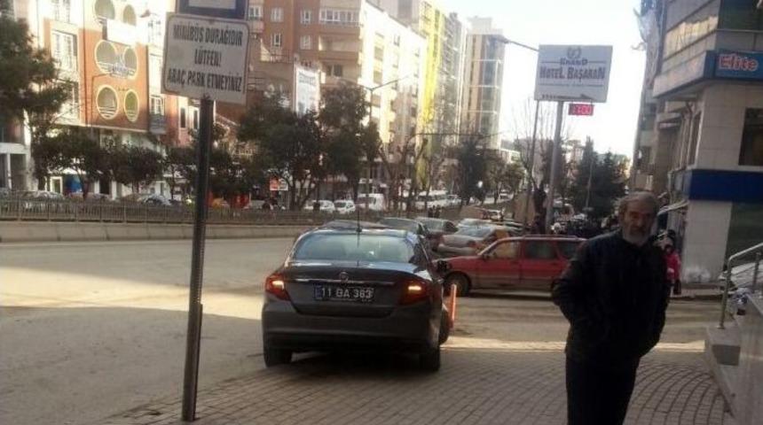 İl M&uuml;d&uuml;r&uuml;n&uuml;n Makam Şof&ouml;r&uuml; Hem Park Yapılmaz Yere, Hem De Kaldırıma Park Etti