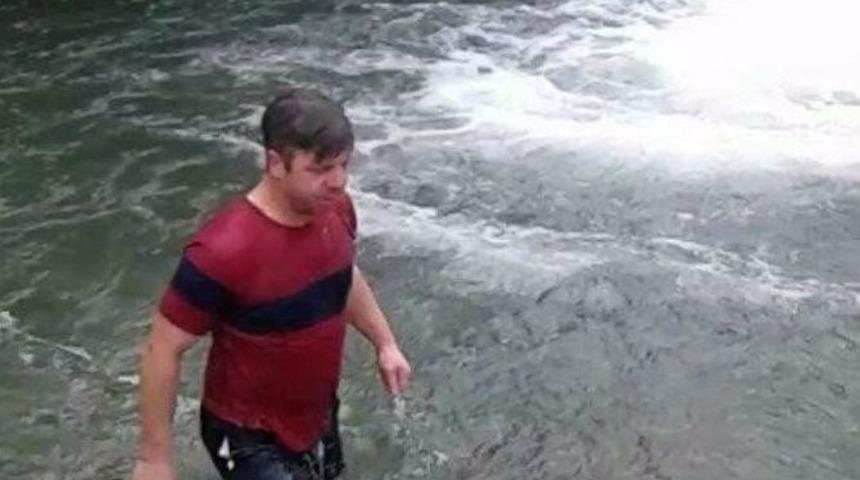 Din&ccedil; Kalmak İ&ccedil;in Şubat Ayında Buz Gibi Şelalede Y&uuml;zd&uuml;