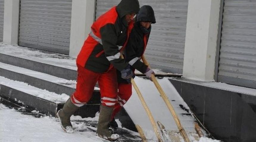 B&uuml;y&uuml;kşehir Belediyesi Kar Temizleme &Ccedil;alışmalarını S&uuml;rd&uuml;r&uuml;yor
