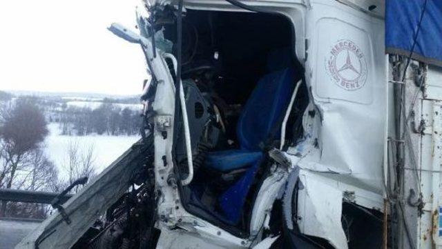 Tem de Kaza: 2 &Ouml;l&uuml;, 2 Yaralı 2