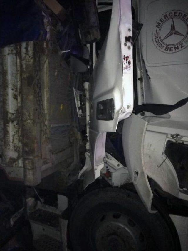 Tem de Kaza: 2 &Ouml;l&uuml;, 2 Yaralı 3