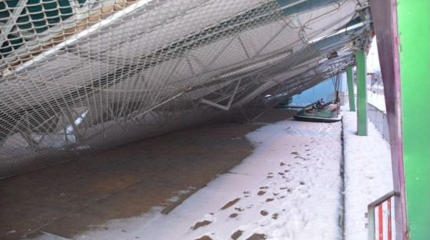 Karın Ağırlığına Dayanamayan Lunaparkın &Ccedil;atısı &Ccedil;&ouml;kt&uuml;