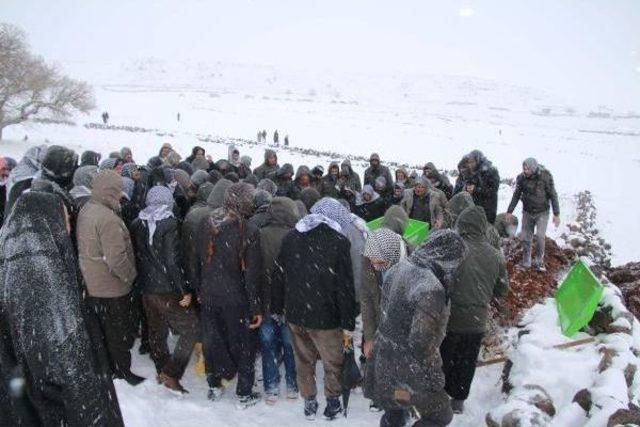 Cenaze Taşıyan Kamyonet Karda Mahsur Kaldı