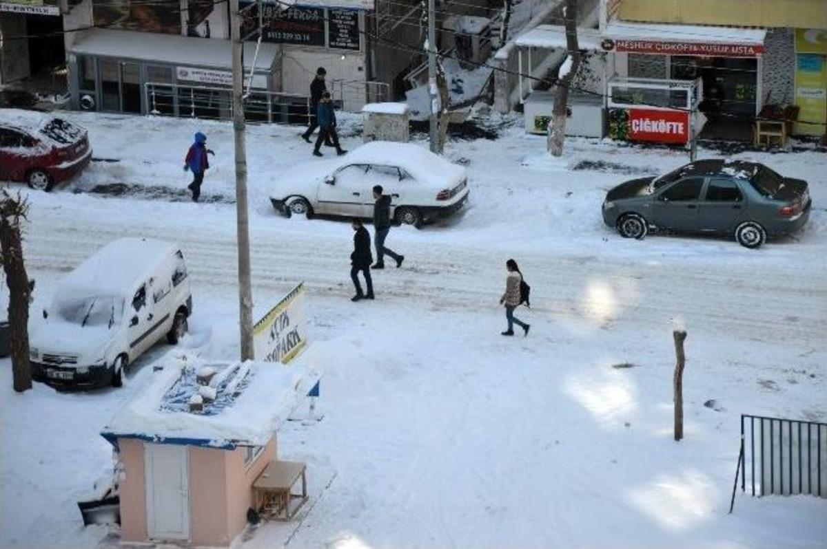 Diyarbakır&rsquo;da Kar Hayatı Olumsuz Etkiledi