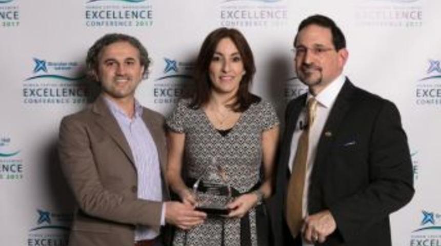 Defacto&rsquo;Ya Uluslararası Iki &Ouml;d&uuml;l