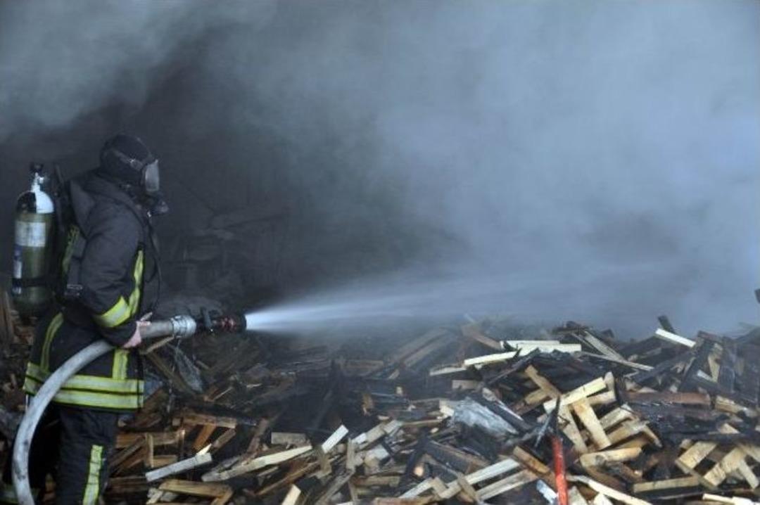 Demir Doğrama At&ouml;lyesi Deposunda Yangın