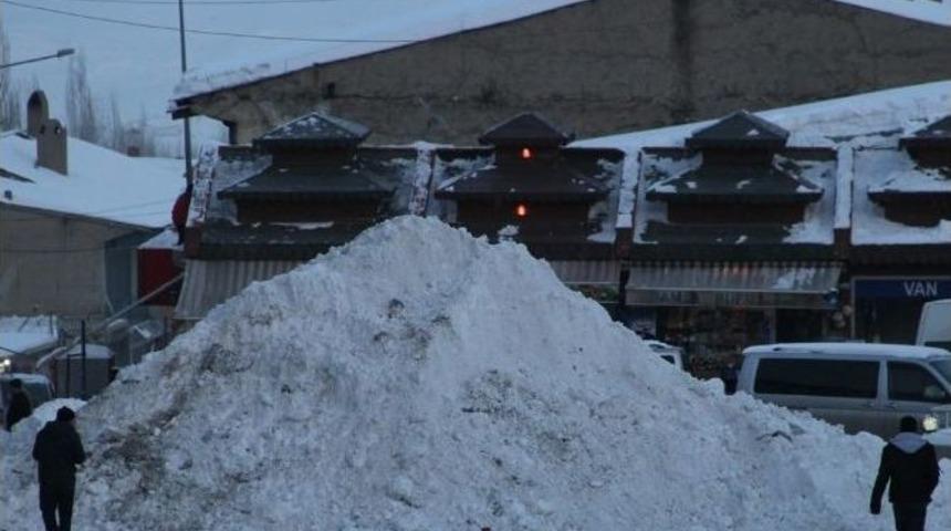 Başkale&rsquo;de Kar Temizleme &Ccedil;alışması