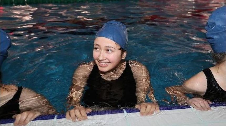 Toroslar&rsquo;ın &Ccedil;ocukları İlk Kez Kula&ccedil; Attı, Raket Tuttu