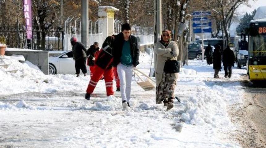 Diyarbakır'da Kar &Ccedil;ilesi S&uuml;r&uuml;yor