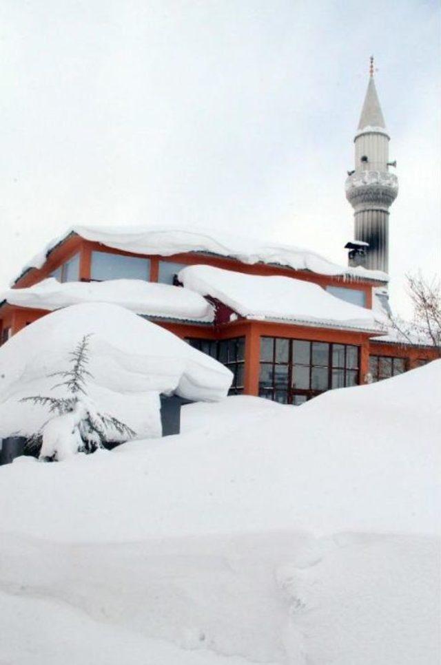 Bitlis’Te Kar Kalınlığı 2 Metreye Yaklaştı