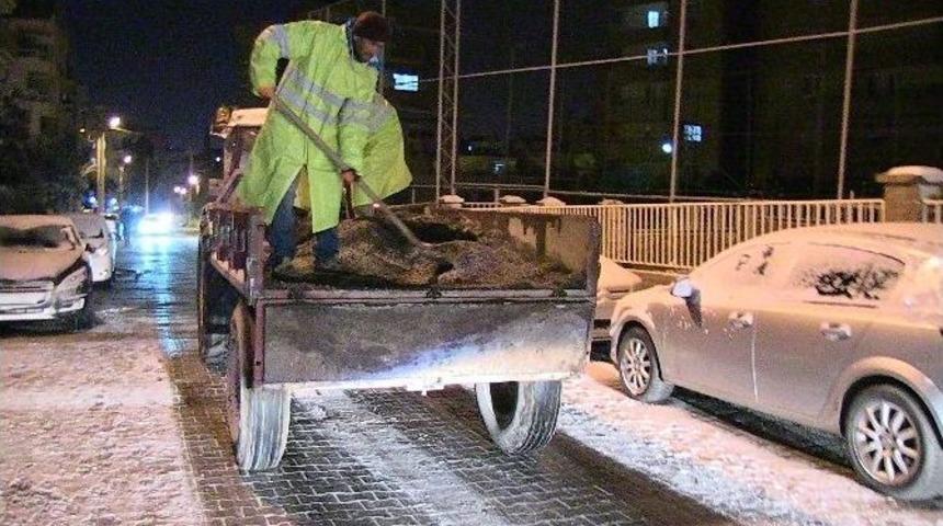 Beyaza B&uuml;r&uuml;nen Şanlıurfa&rsquo;da Haliliye Belediyesi &Ccedil;alışmalarını Aralıksız S&uuml;rd&uuml;rd&uuml;