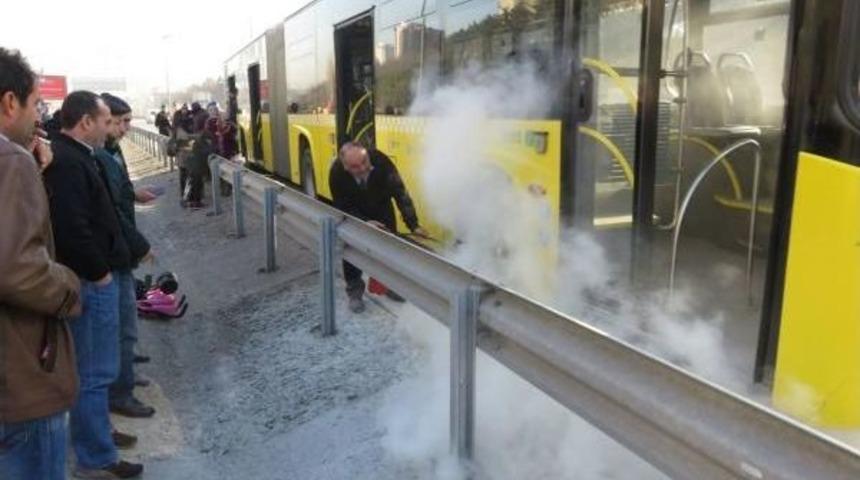 İett Otob&uuml;s&uuml;n&uuml;n Lastiğinden Duman Y&uuml;kseldi, Yolcular Korku Dolu Anlar Yaşadı