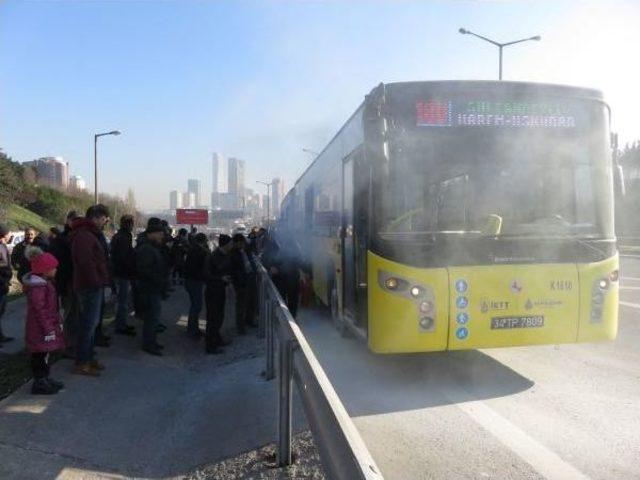 İett Otobüsünün Lastiğinden Duman Yükseldi, Yolcular Korku Dolu Anlar Yaşadı