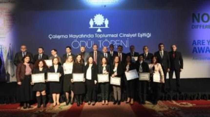 Mercedes-Benz T&uuml;rk, '&ccedil;alışma Hayatında Toplumsal Cinsiyet Eşitliği &Ouml;d&uuml;l&uuml;' Aldı