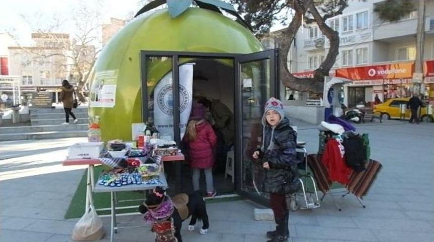 Burhaniye&rsquo;de, Zeytin G&ouml;r&uuml;n&uuml;ml&uuml; Mekan Engellilere Satış Yeri Oldu